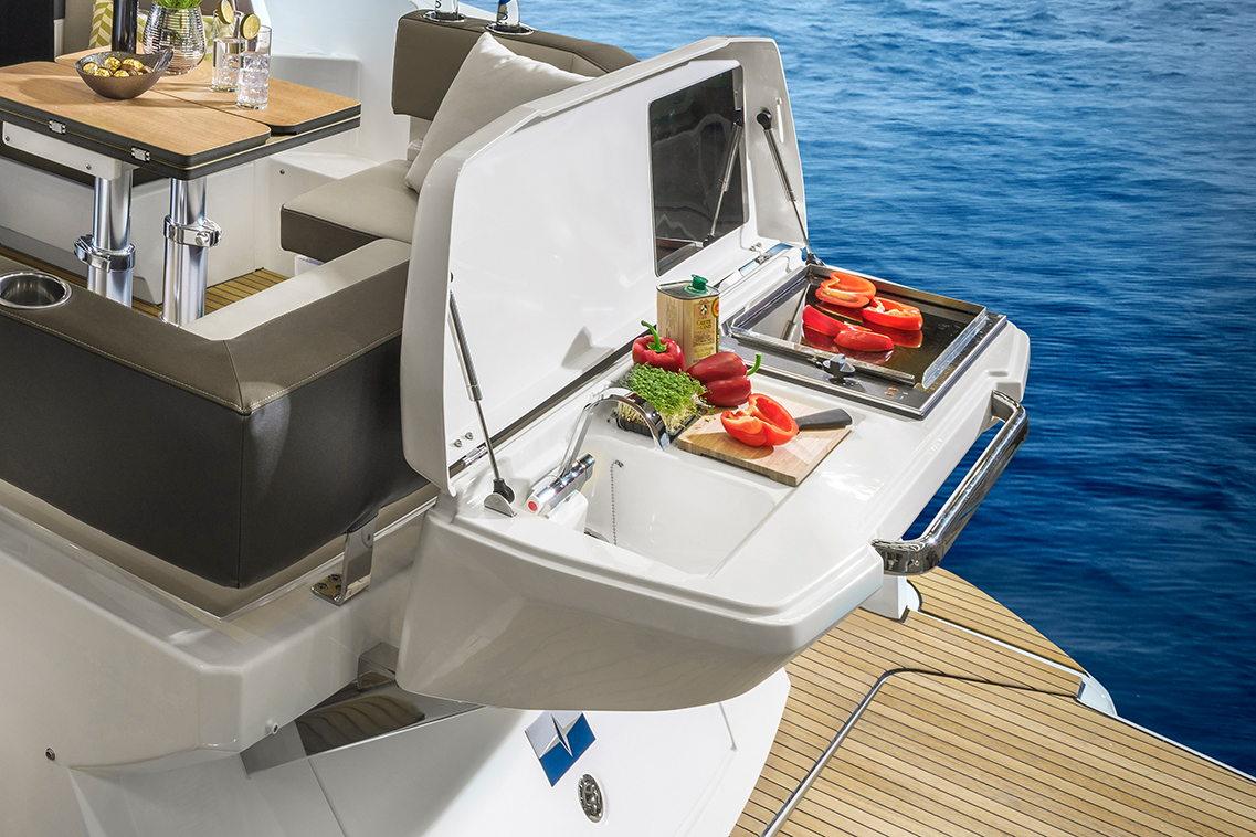 Motorboot R40 COUPE Exterieur aus der R-Line | BAVARIA YACHTS