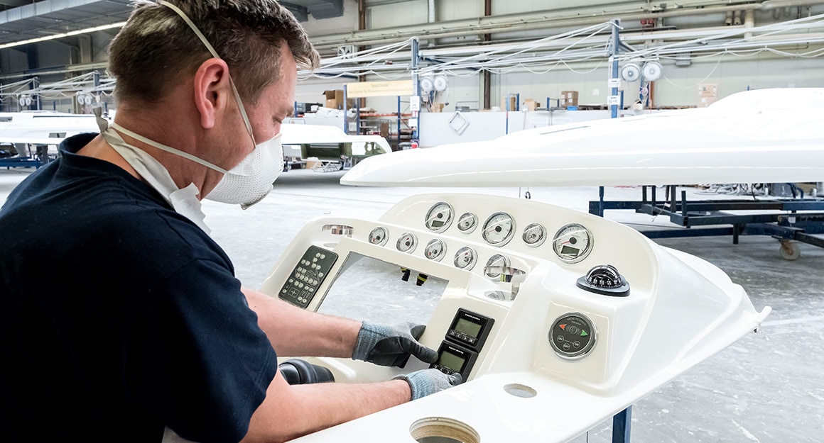 Zusammenbau der Armaturentafel in der Werft von BAVARIA YACHTS.