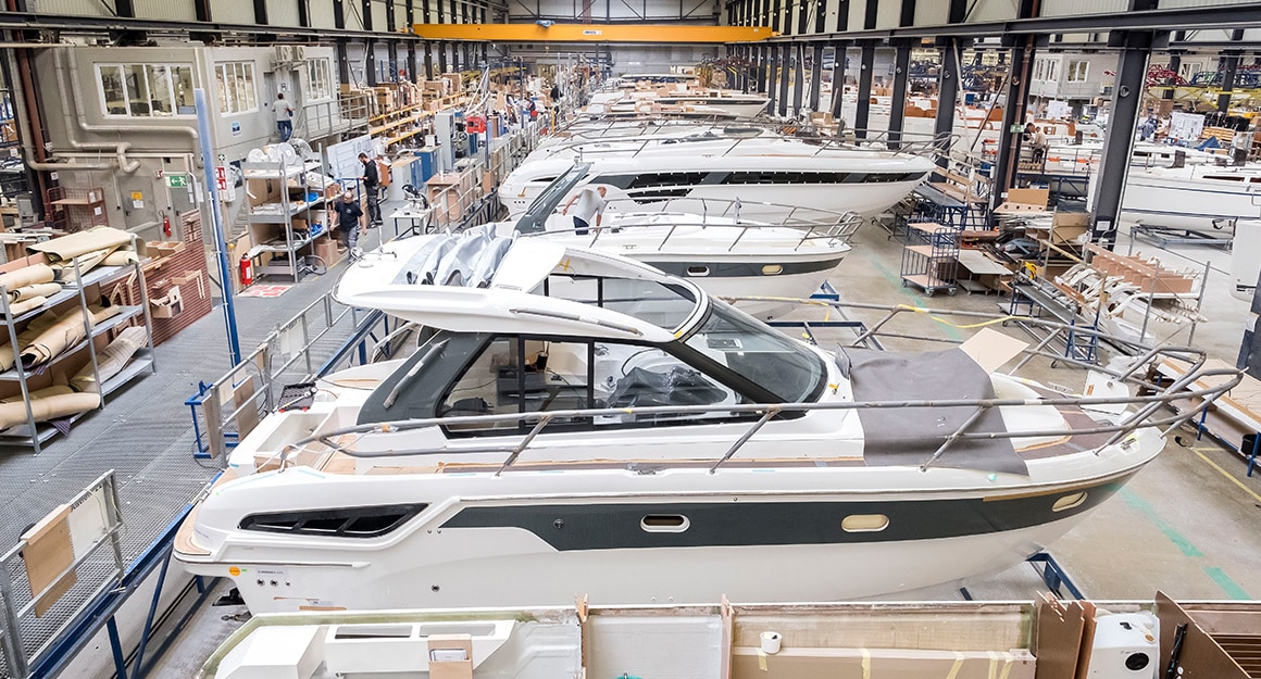 Motorboote in der Werft von BAVARIA YACHTS.