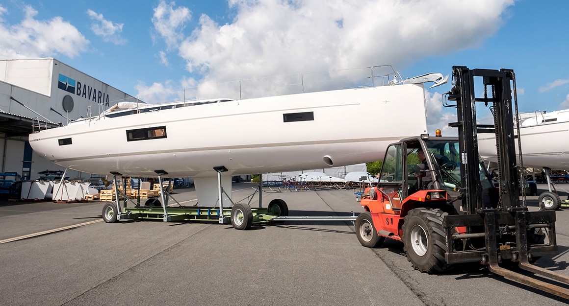 Transport einer Yacht in der Werft von BAVARIA YACHTS.