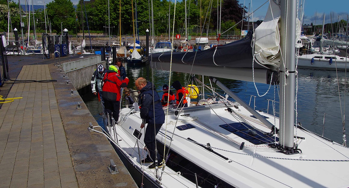 Segelyacht wird am Kai festgemacht