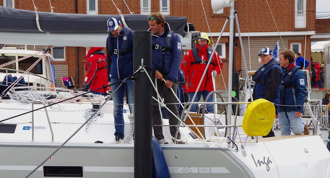 Crew macht Segelyacht am Kai fest