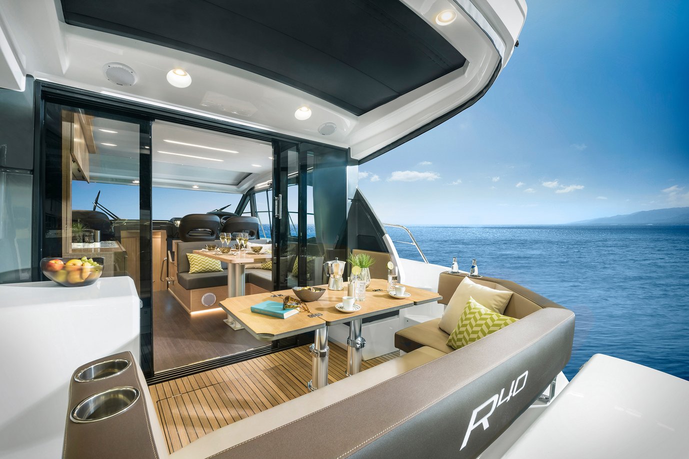 Motorboot R40 COUPE Exterieur aus der R-Line | BAVARIA YACHTS