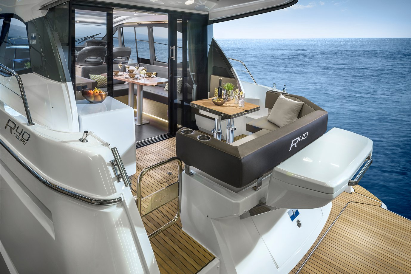 Motorboot R40 COUPE Exterieur aus der R-Line | BAVARIA YACHTS