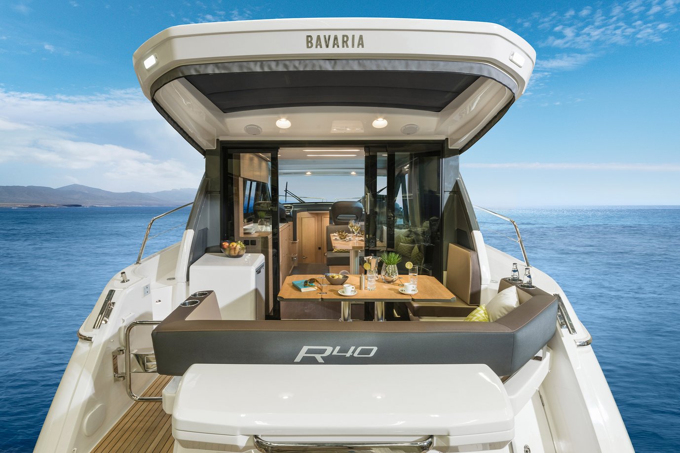 Motorboot R40 COUPE Exterieur aus der R-Line | BAVARIA YACHTS