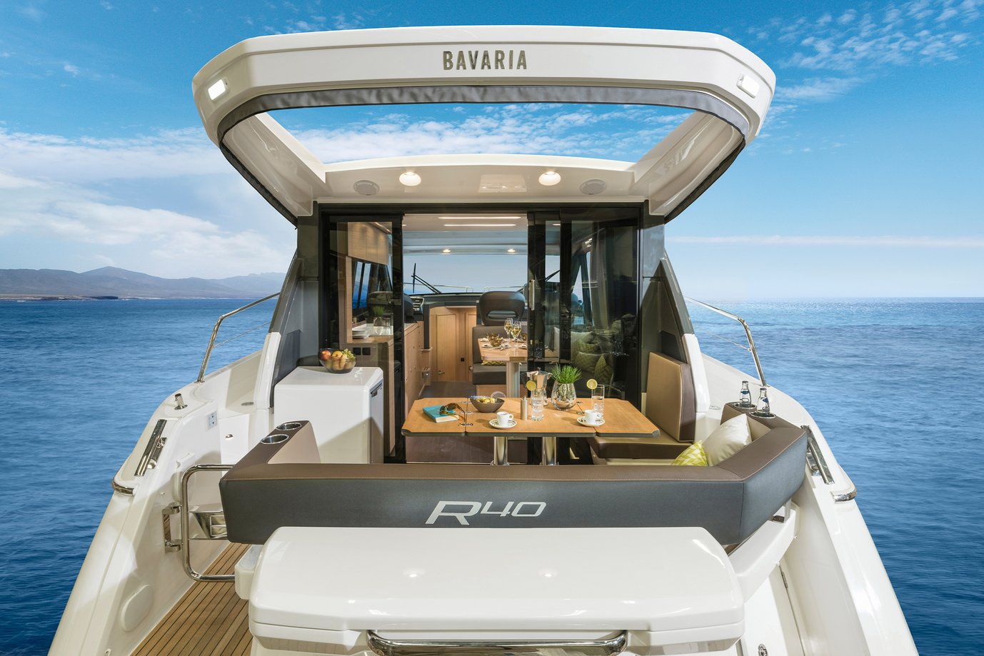 Motorboot R40 COUPE Exterieur aus der R-Line | BAVARIA YACHTS