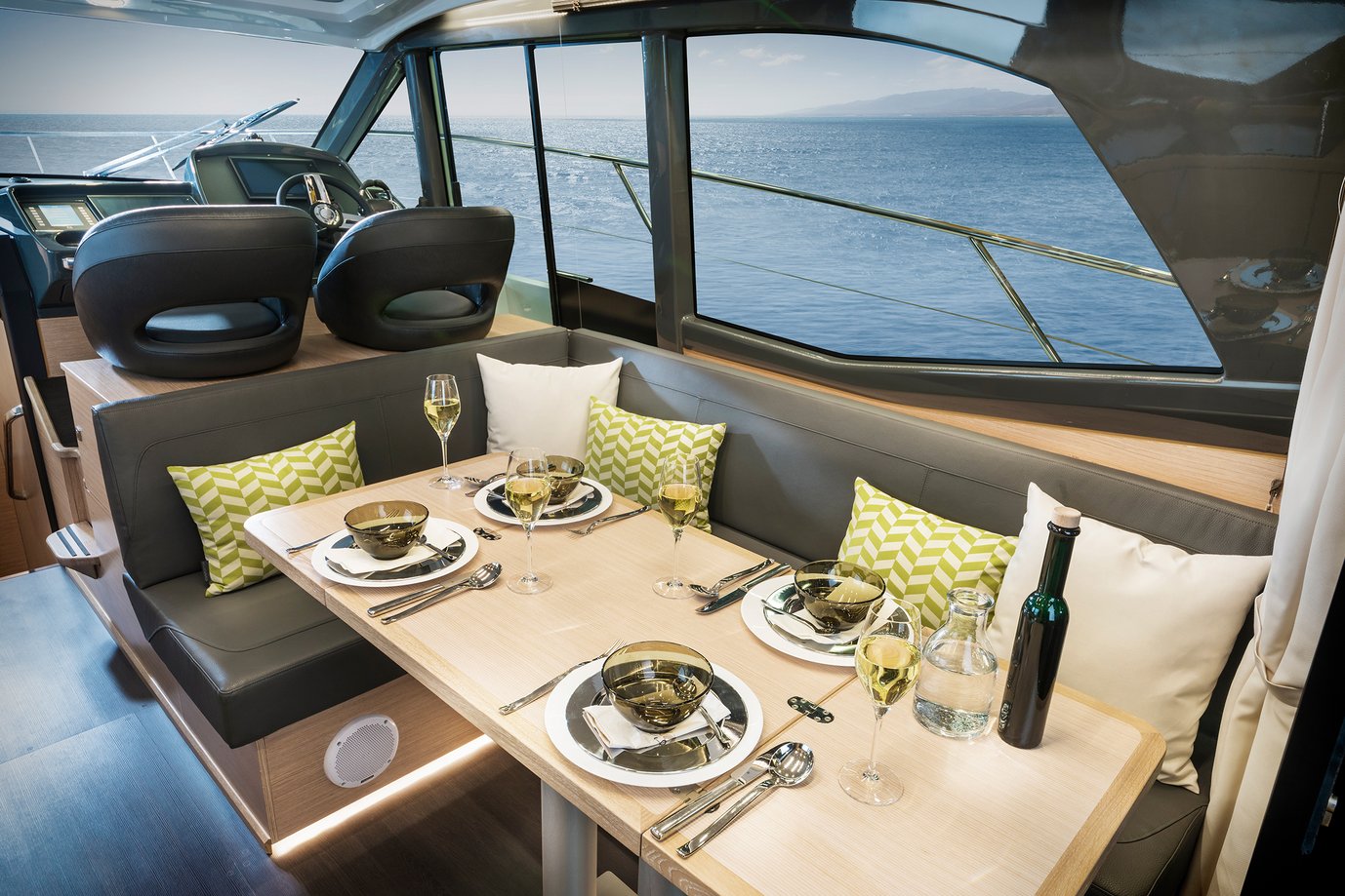 Motorboot R40 Coupe Interieur | BAVARIA YACHTS