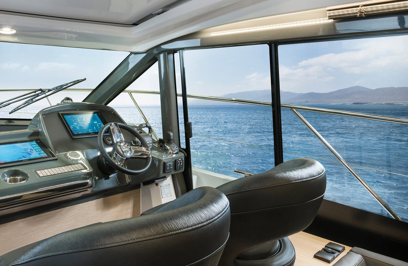 Motorboot R40 Coupe Interieur | BAVARIA YACHTS