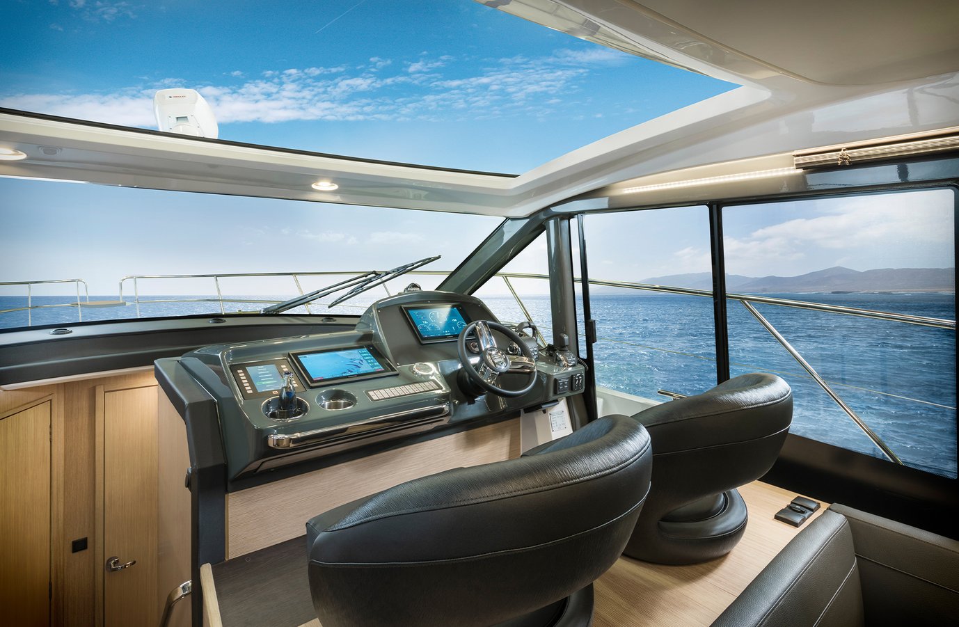 Motorboot R40 Coupe Interieur | BAVARIA YACHTS