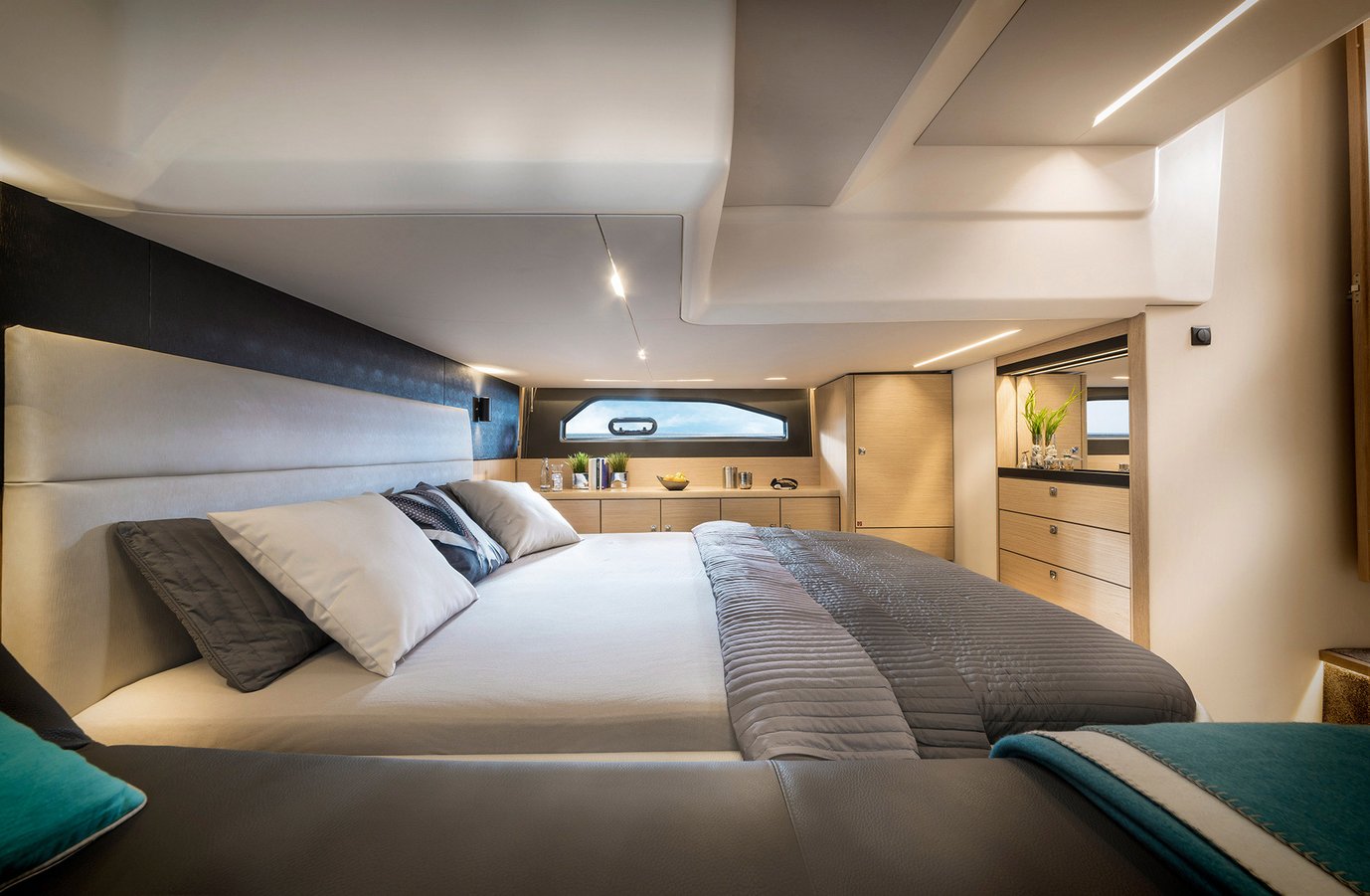 Doppelbett im Motorboot R40 Coupe der R-Line | Interieur BAVARIA YACHTS