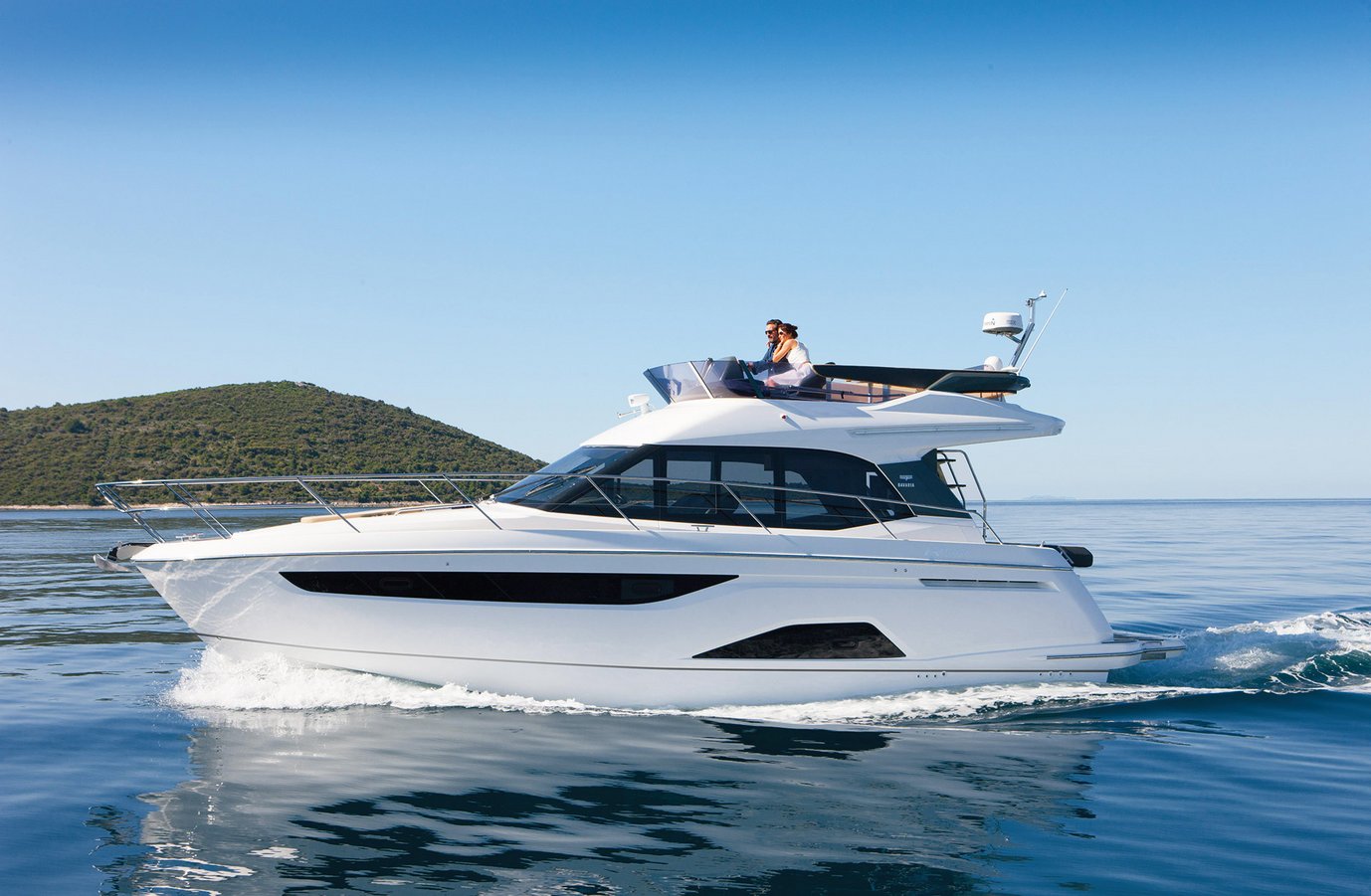 Motorboot R40 FLY Exterieur aus der R-Line | BAVARIA YACHTS