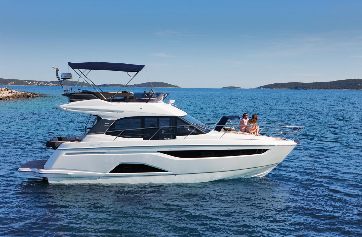 Motorboot R40 FLY Exterieur aus der R-Line | BAVARIA YACHTS